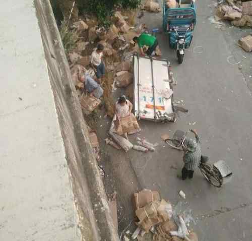 货主回应遇车祸7吨猪肉遭哄抢 货主损失近30万元