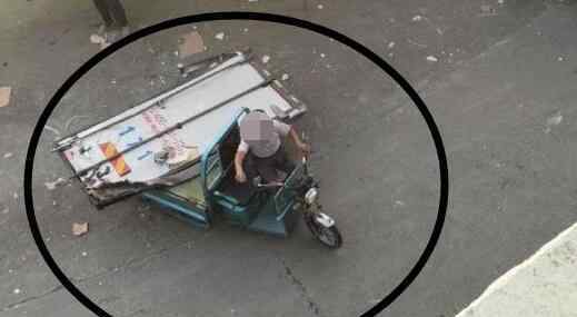 货车遇车祸7吨猪肉遭哄抢 监控画面拍下令人愤怒画面