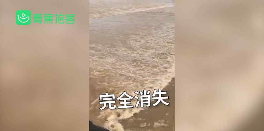 男子捞鱼被拽进洪水瞬间冲走 路人绝望拍下落水消失全过程