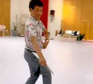 宁静爸爸教宁静跳扇子舞 宁静爸爸是做什么的