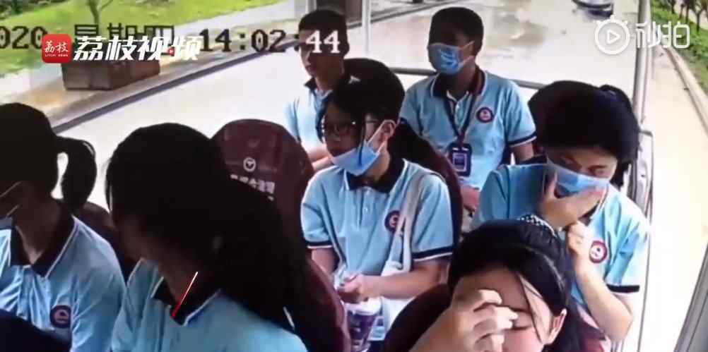 加速驶过积水路溅湿学生被罚 车主写信向学生们致歉