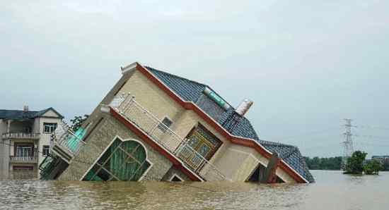 江西楼房被洪水冲毁 强降雨侵袭导致河水猛涨