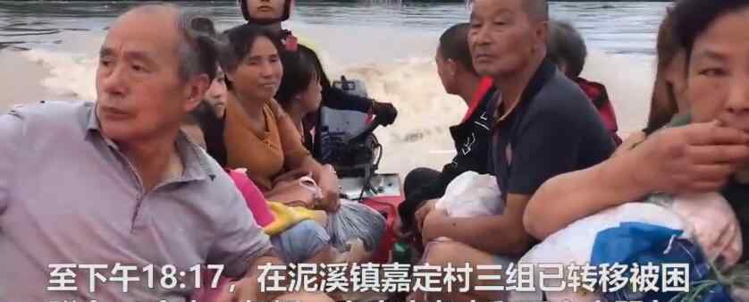 村民被洪水围困屋顶挥旗求救 现场状况如何