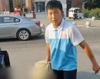 13岁少年军训后拎回一麻袋废品 有想法的孩子