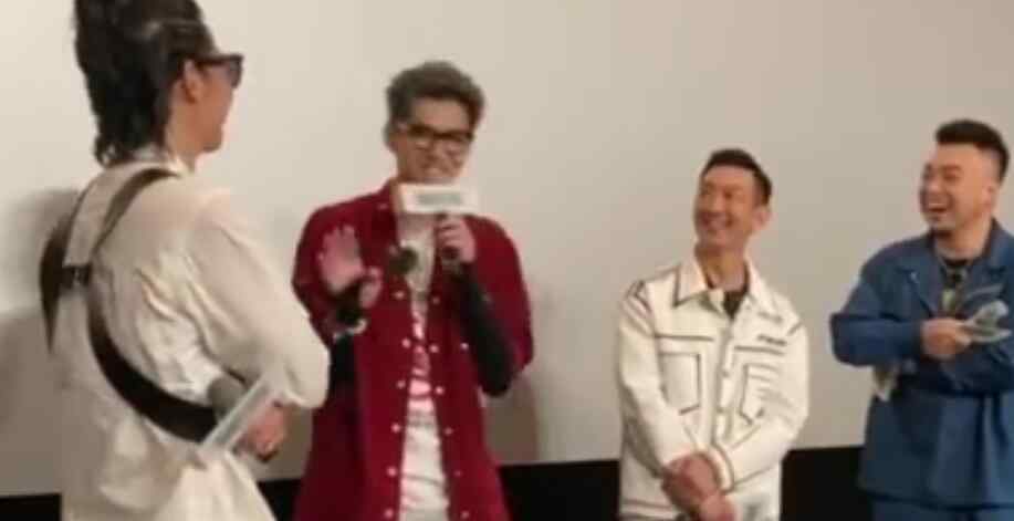 吴亦凡回应背玩偶走秀太累 走了多远的距离呢