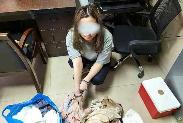 美女用手机转账在多店消费 店家一查监控立马报警