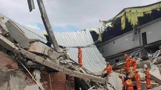 哈尔滨一仓库坍塌至少7人被困 现在情况怎么样了