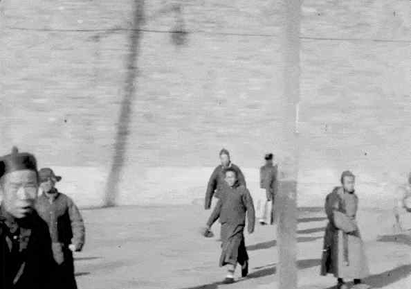射雕之我是小人物 你站在街上歪头瞅摄像机，我在 100 年后隔着屏幕瞅你