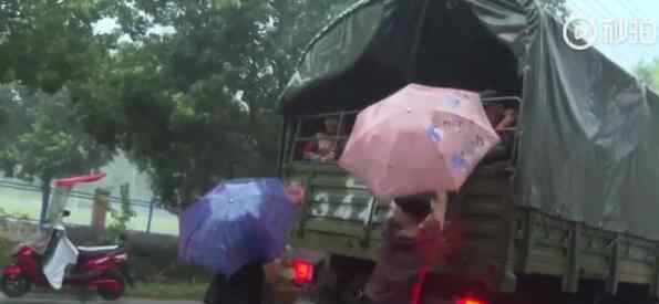 百姓冒雨追车送抗洪战士熟鸡蛋 平凡的举动温暖人心