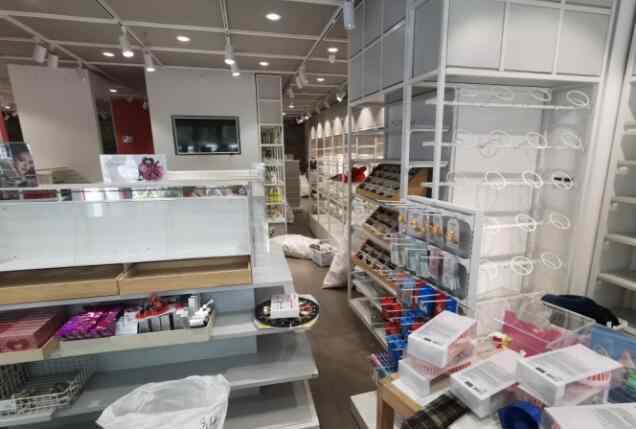 北京两店铺半夜遭壮汉搬空 监控拍下搬空全过程视频