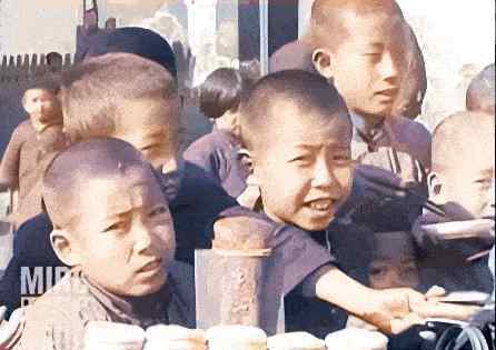射雕之我是小人物 你站在街上歪头瞅摄像机，我在 100 年后隔着屏幕瞅你