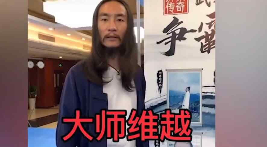 大师靠挥毛笔放倒四名壮汉 怎么回事什么情况