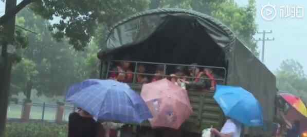 百姓冒雨追车送抗洪战士熟鸡蛋 平凡的举动温暖人心