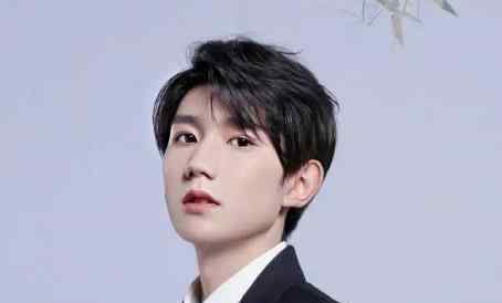 王源连拿四个奖 王源怎么了为什么害怕人群