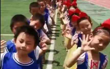研究生支教结束送每个女生公主裙 不忍分别和孩子哭成一片