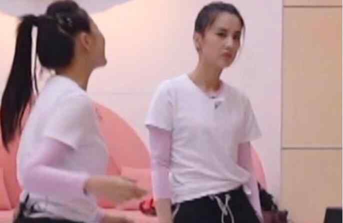 黄圣依哭泣时也要插兜 网友：社会我依姐
