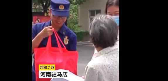 85岁奶奶缝300双鞋垫送消防员 网友：暖心