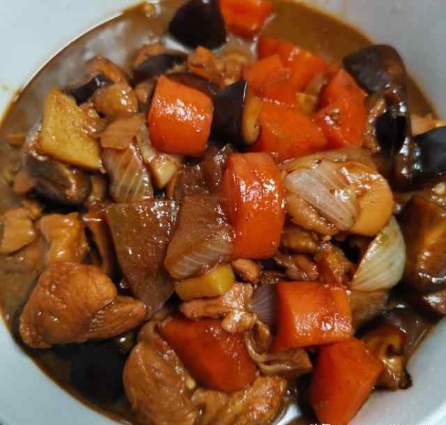香菇炒鸡肉的做法 健康的鸡肉做法，香菇炒鸡肉，荤素都有，简单美味又下饭，吃不够文章配图