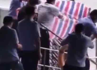 警方通报河中发现装在笼中男尸 背后真相曝光