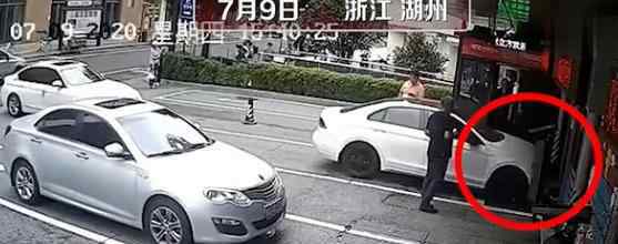 升降梯故障司机驾车坠10米深坑 司机怎么样了