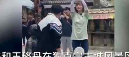 文旅局回应郭京飞王珞丹坐景区雕塑 原来是这样