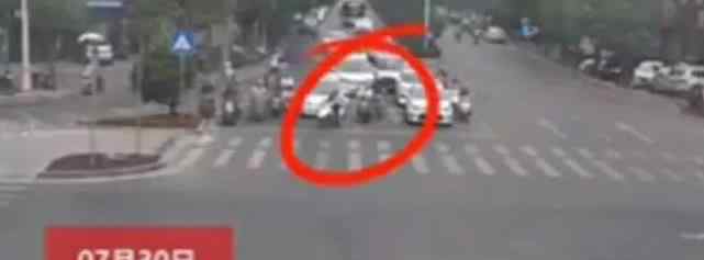 男子骑摩托故意阻挡救护车 为什么这么做后果怎样