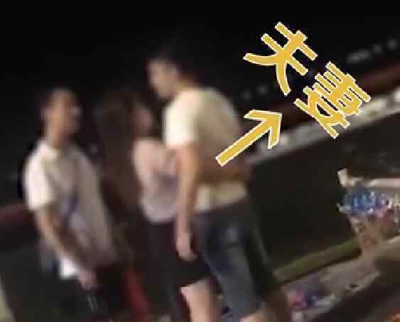 女子与陌生男子逛街被老公发现  网友：这是女人都会犯的错