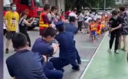 消防员和小朋友拔河 一本正经的放水