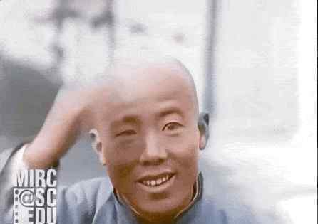 射雕之我是小人物 你站在街上歪头瞅摄像机，我在 100 年后隔着屏幕瞅你
