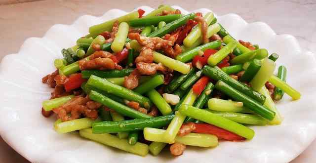 薹怎么读 夏天炒蒜苔时，万万不能直接炒，牢记“这1步”，蒜苔脆爽又入味文章配图