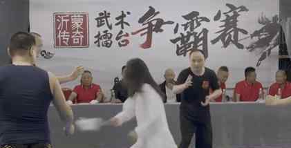 当事人回应用毛笔放倒4个壮汉 是反讽式表演
