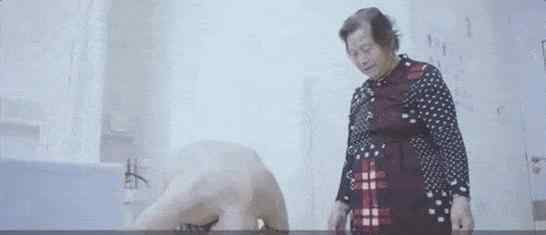 折叠20多年，身体弯曲近180°如今终于出院，一句话泪目
