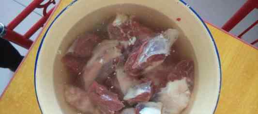 女子剁羊肉不慎溅到眼里 三个月后发生的事让人心惊