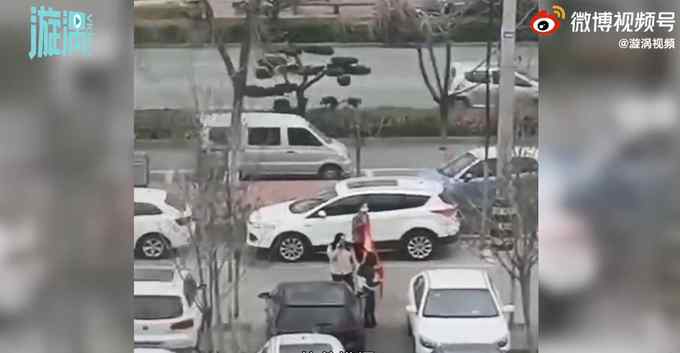 女子回应离婚后闺蜜拉横幅庆祝：有点丢脸 但瞬间充满底气