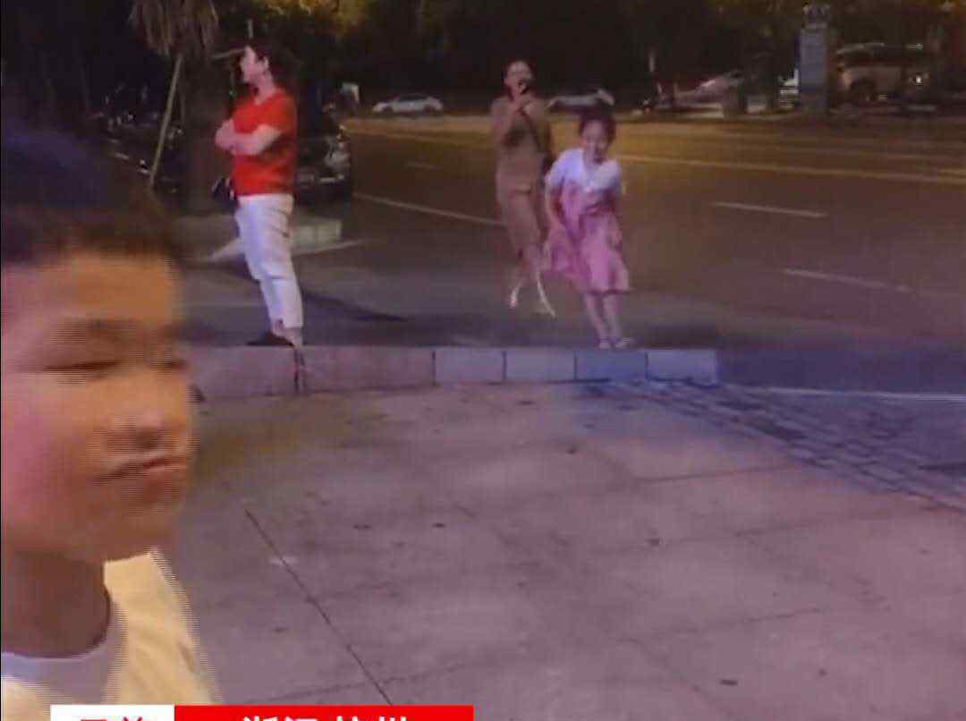 爸爸请儿子的同学吃烧烤 有女生突然现身画面令人忍俊不禁