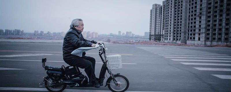 老兽中白衣人是谁