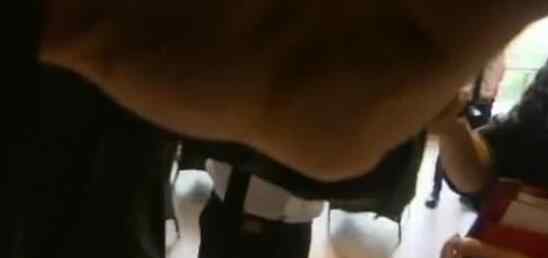 男子在餐厅吃红烧肉咬到硬物 吐出来一看瞬间气炸
