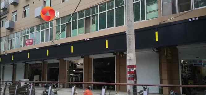 西安多家商铺店招被拆无人来装 商户：不让自己装