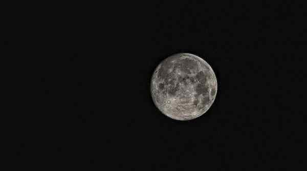 NASA在阳光照射的月球表面发现水 事情经过真相揭秘！