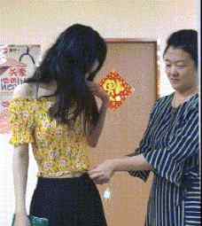 战损是什么意思 搞笑GIF：第一次见相亲的妹子，这是什么意思啊！
