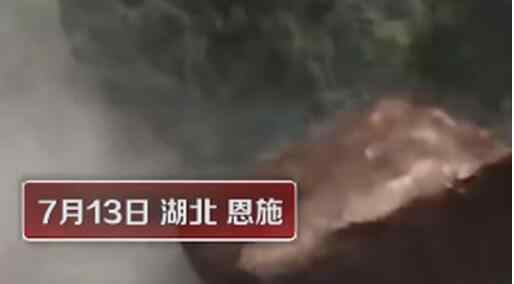 山体塌方巨石滚落男子淡定拍照 危险行为引发争议