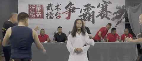 当事人回应用毛笔放倒4个壮汉 是反讽式表演