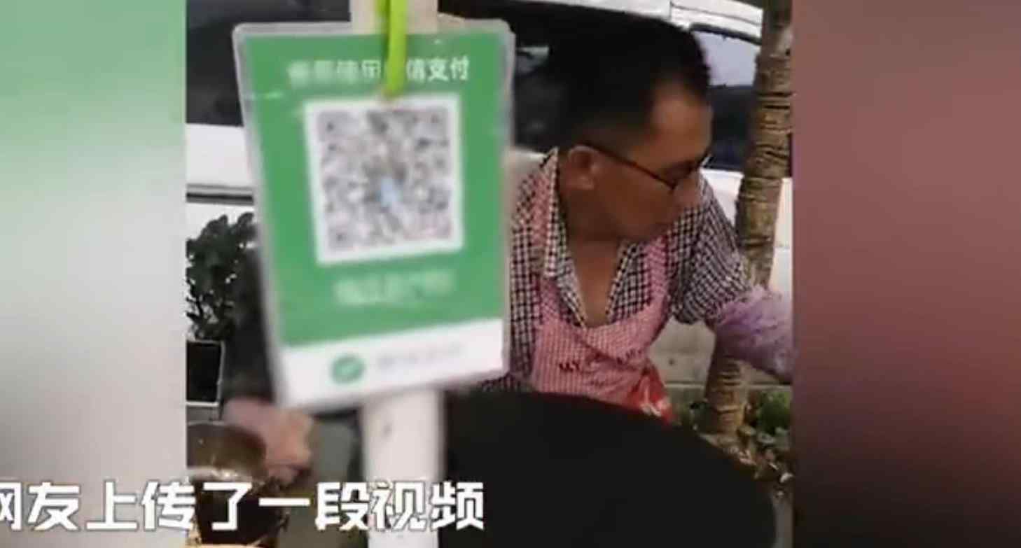 女儿1年后回家假装路人买父亲的煎饼 接下来的事看哭众人