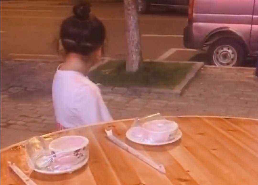 爸爸请儿子的同学吃烧烤 有女生突然现身画面令人忍俊不禁