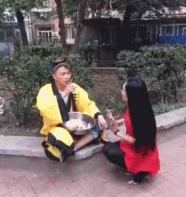 小姐姐的腿中间 搞笑GIF：让你选一个，你会选哪个小姐姐？我选腿最美的！