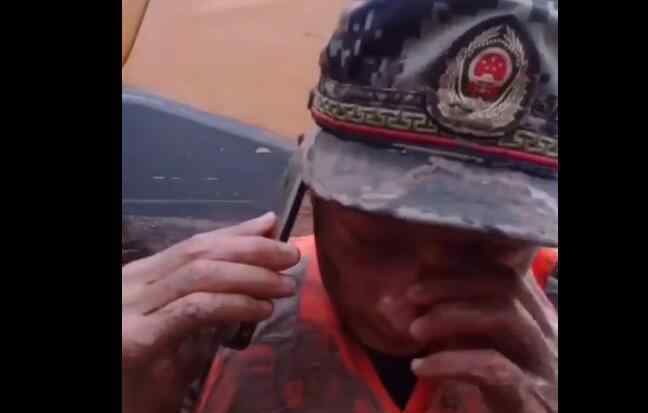 抗洪战士骗妈妈说没去抗洪 挂断电话继续奋战