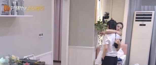 黄圣依哭泣时也要插兜 网友：社会我依姐