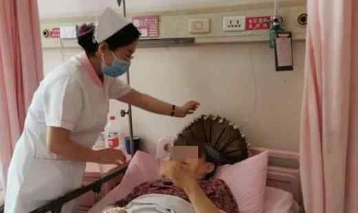 母女被困电梯4天互喝尿液求生 网友：真不容易
