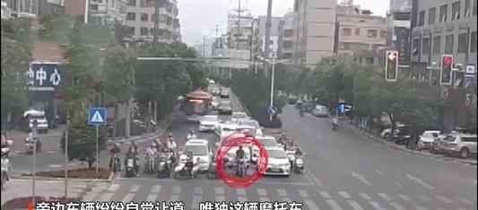 男子骑摩托故意阻挡救护车 后续罚款1900元大快人心