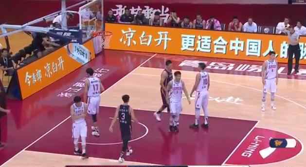 广东27连胜创CBA历史纪录 9分险胜浙江队笑到最后